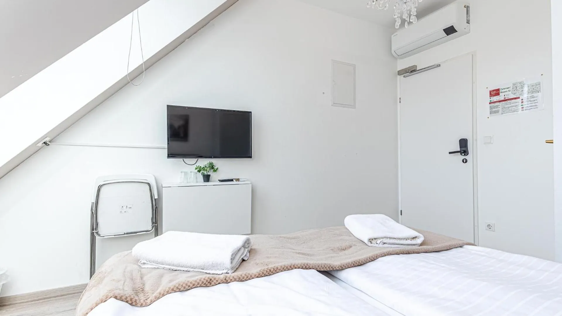 Stunning 12Br Shared -Floor Perfect For 24 People Group Apartment Vienna