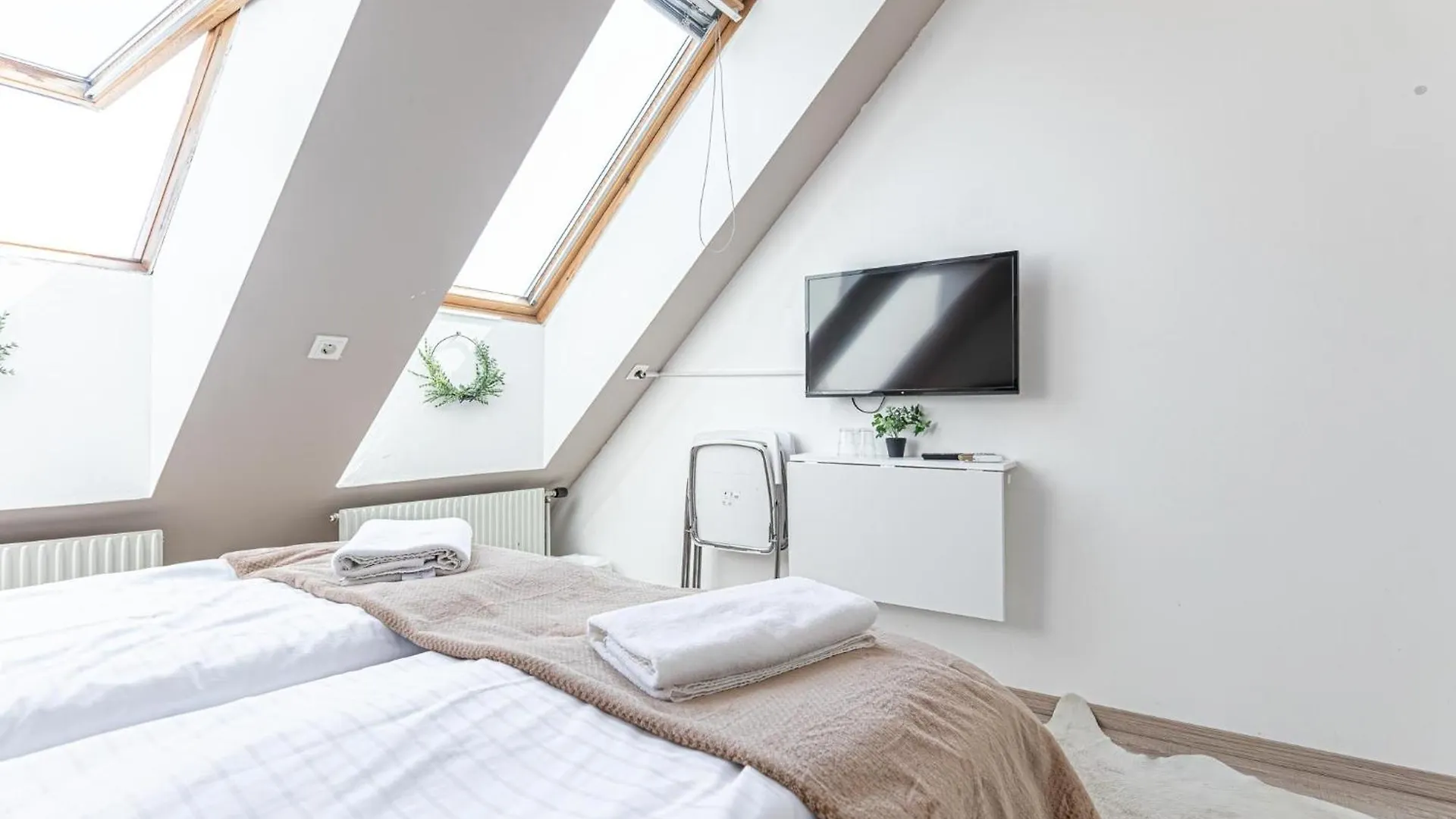 Stunning 12Br Shared -Floor Perfect For 24 People Group Apartment Vienna