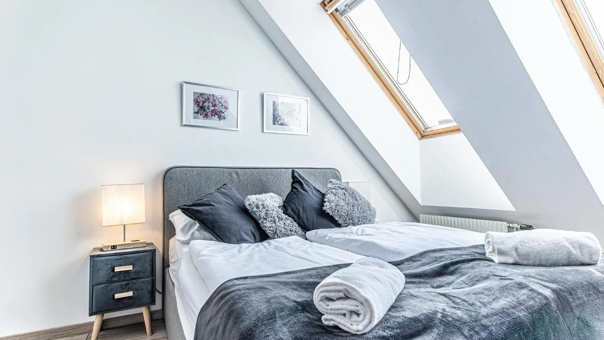 Stunning 12Br Shared -Floor Perfect For 24 People Group Apartment Vienna