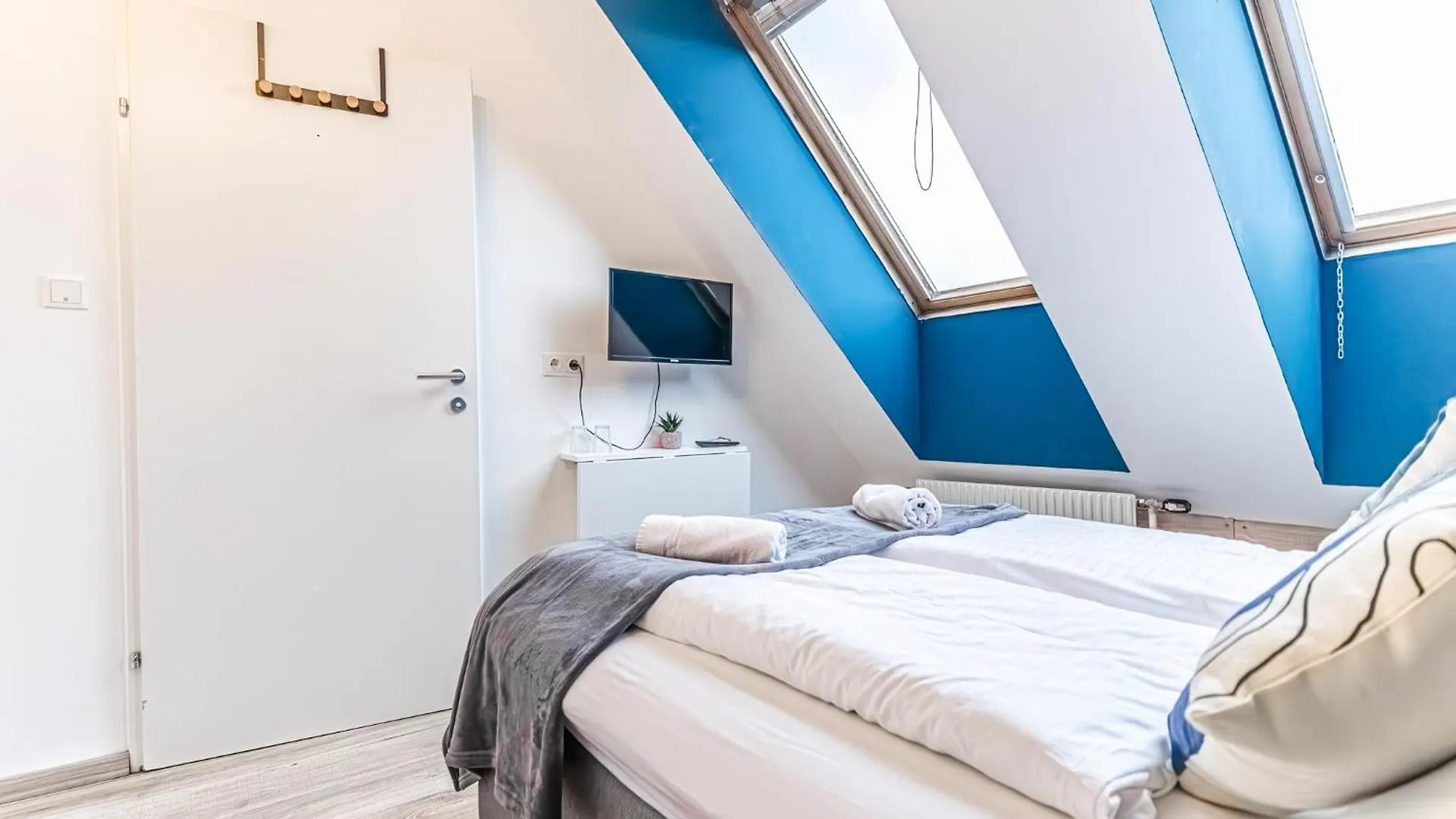 Stunning 12Br Shared -Floor Perfect For 24 People Group Apartment Vienna