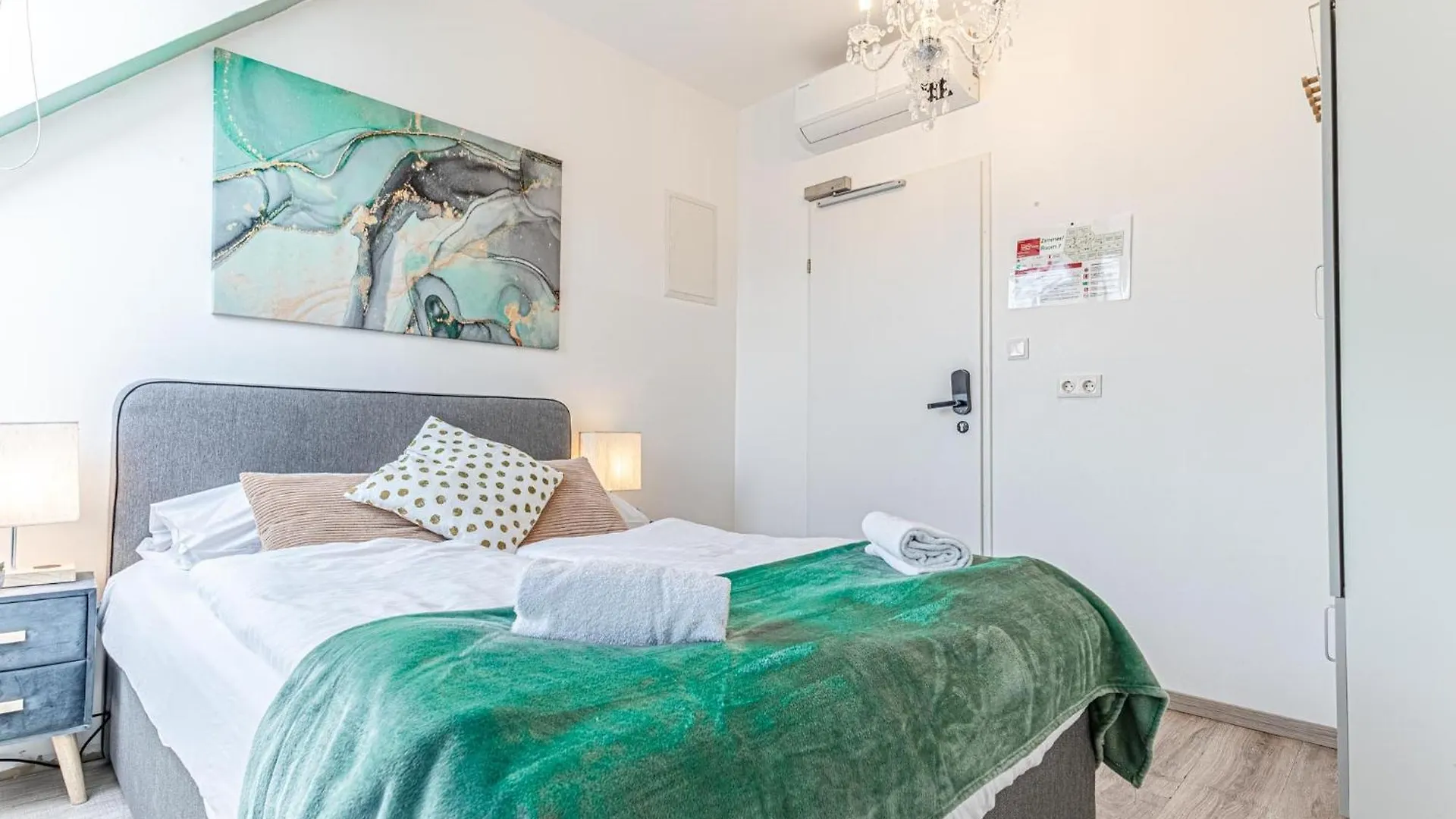 Stunning 12Br Shared -Floor Perfect For 24 People Group Apartment Vienna