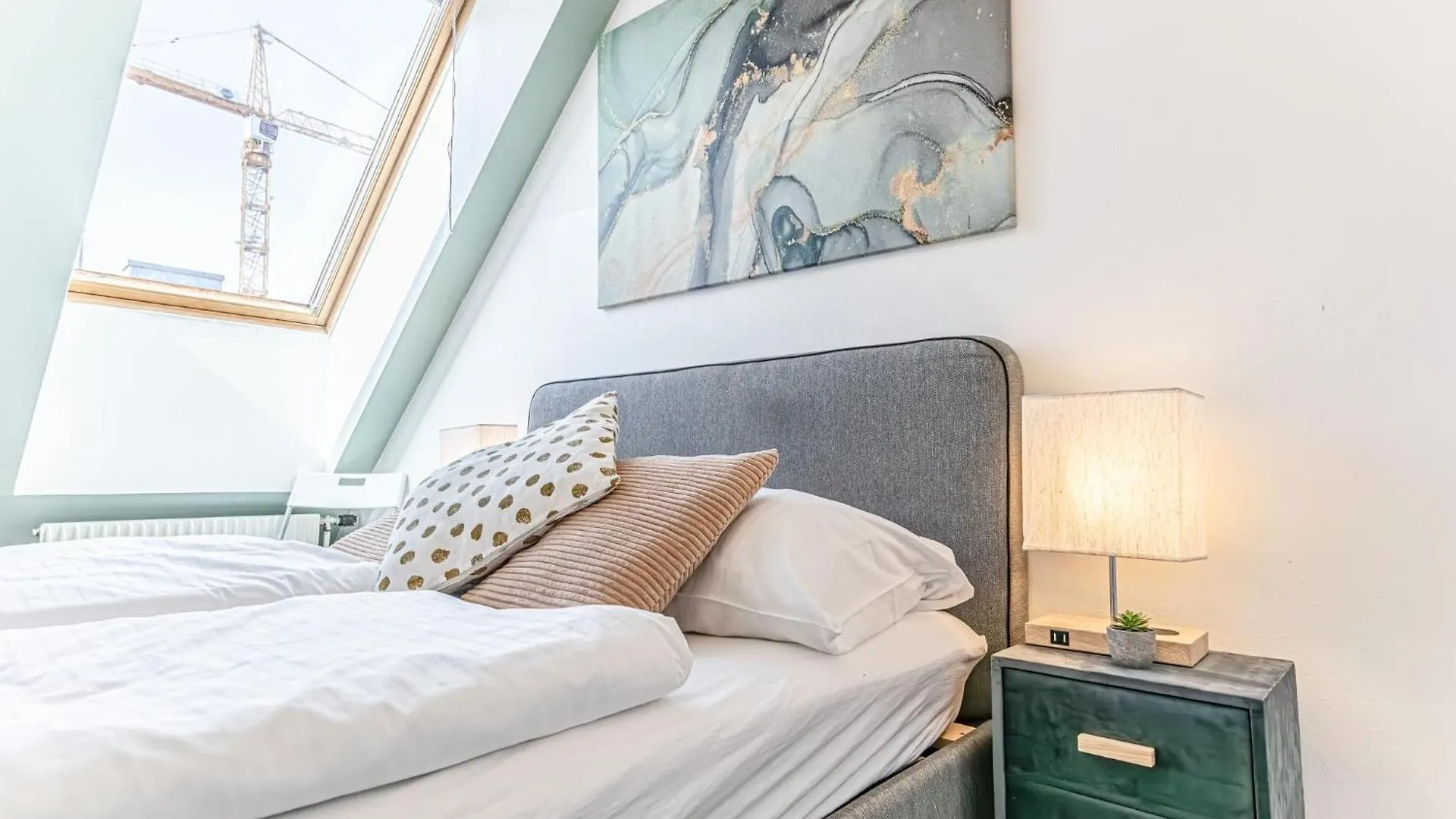 Stunning 12Br Shared -Floor Perfect For 24 People Group Apartment Vienna