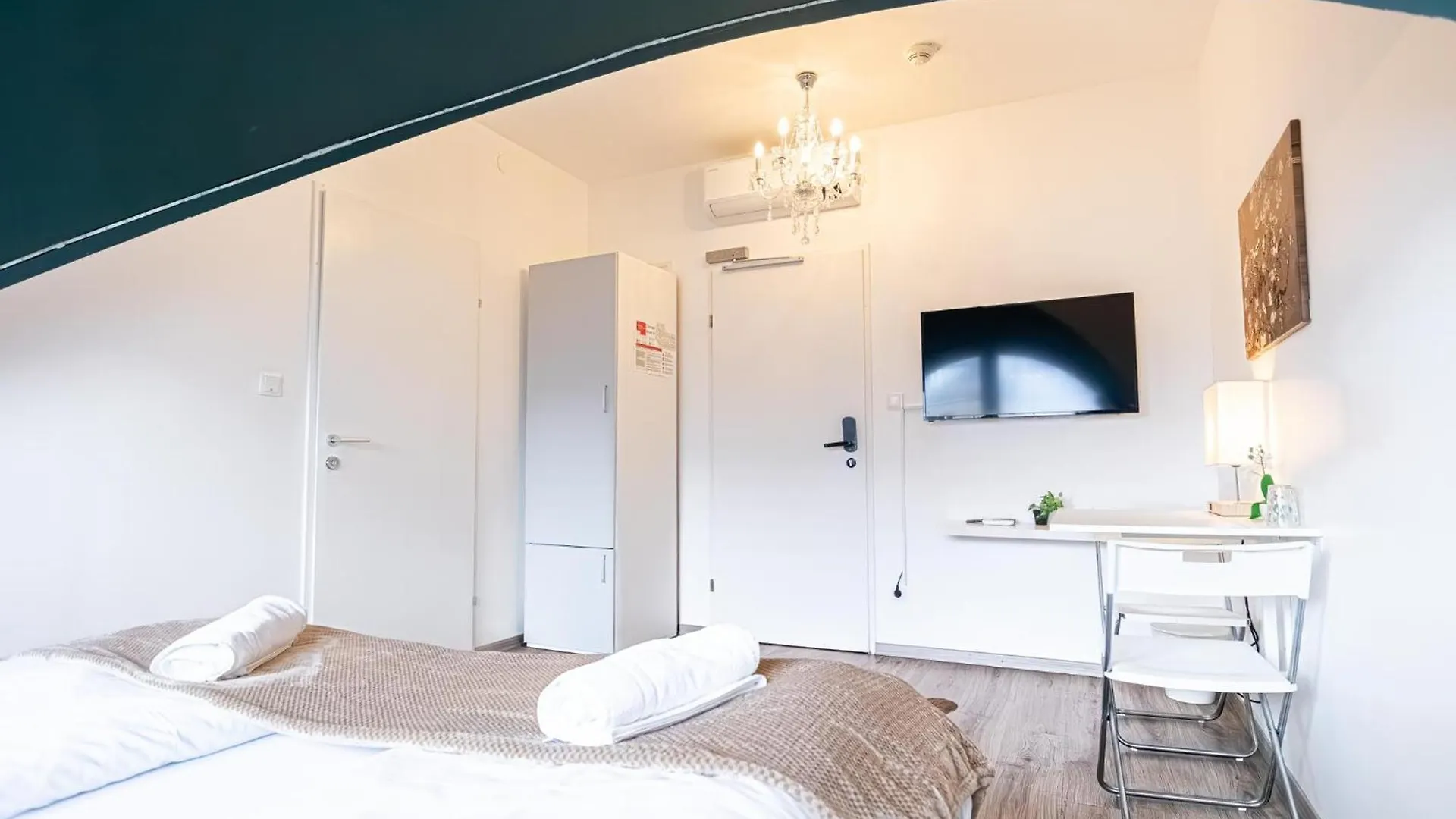 Stunning 12Br Shared -Floor Perfect For 24 People Group Apartment Vienna