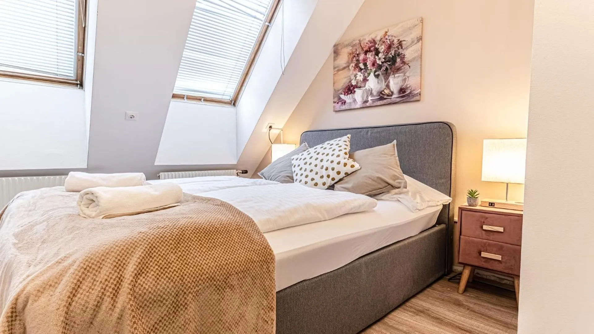 Stunning 12Br Shared -Floor Perfect For 24 People Group Apartment Vienna