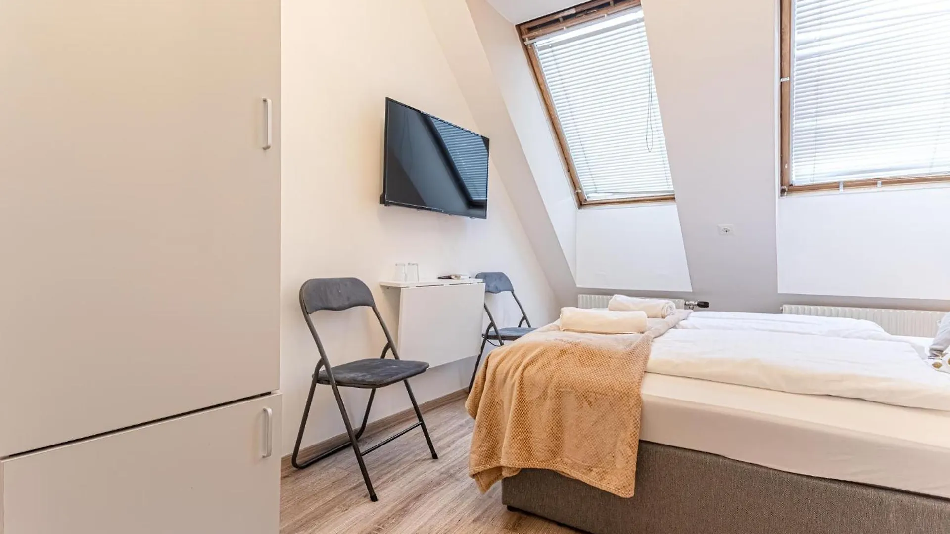 Stunning 12Br Shared -Floor Perfect For 24 People Group Apartment Vienna